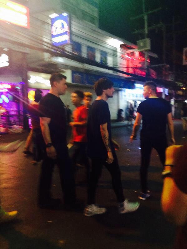 1DMetro's tweet photo. Louis out in Phuket, Thailand! 
(Via @h0tlikepayne)
http://t.co/79PxDIGZTB