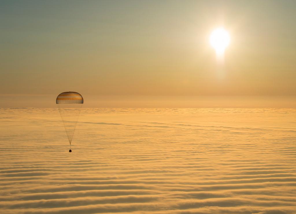 pmarsupia's tweet photo. La Soyuz este jueves volviendo a la Tierra con 3 astronautas. Joder, qué pedazo foto. http://t.co/qAk5xSwvBT