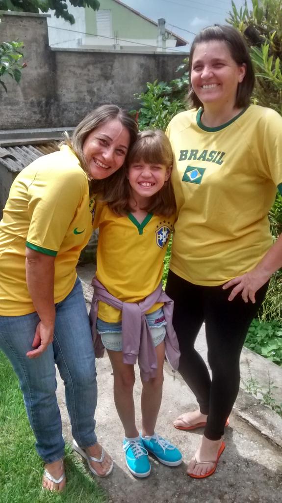 mabellybernarde's tweet photo. "@PgmDomingoShow: A manifestação http://t.co/hPkJaSWlJT