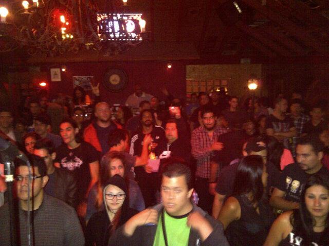 Gracias <a href="/ElMolinoCcs/">El Molino Ccs</a> estuvo muy brutal anoche junto a los panas de @issues_tributo por un rato olvidé lo del teléfono