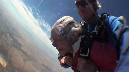 tvanouvelles's tweet photo. EN VIDÉO | À 100 ans, Georgina Harwood réalise un troisième saut en parachute http://t.co/rQ37HisaVp http://t.co/yKkJulUYAD