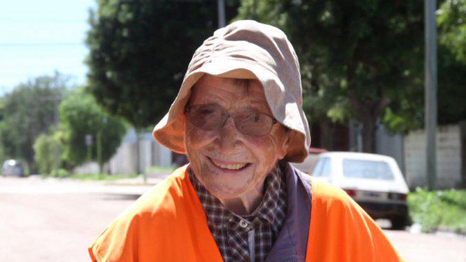 C5N's tweet photo. La mujer de 91 años que peregrina de Tucumán a Luján, cerca de llegar http://t.co/f9Ka5McIFD http://t.co/WlNVRGsdB5