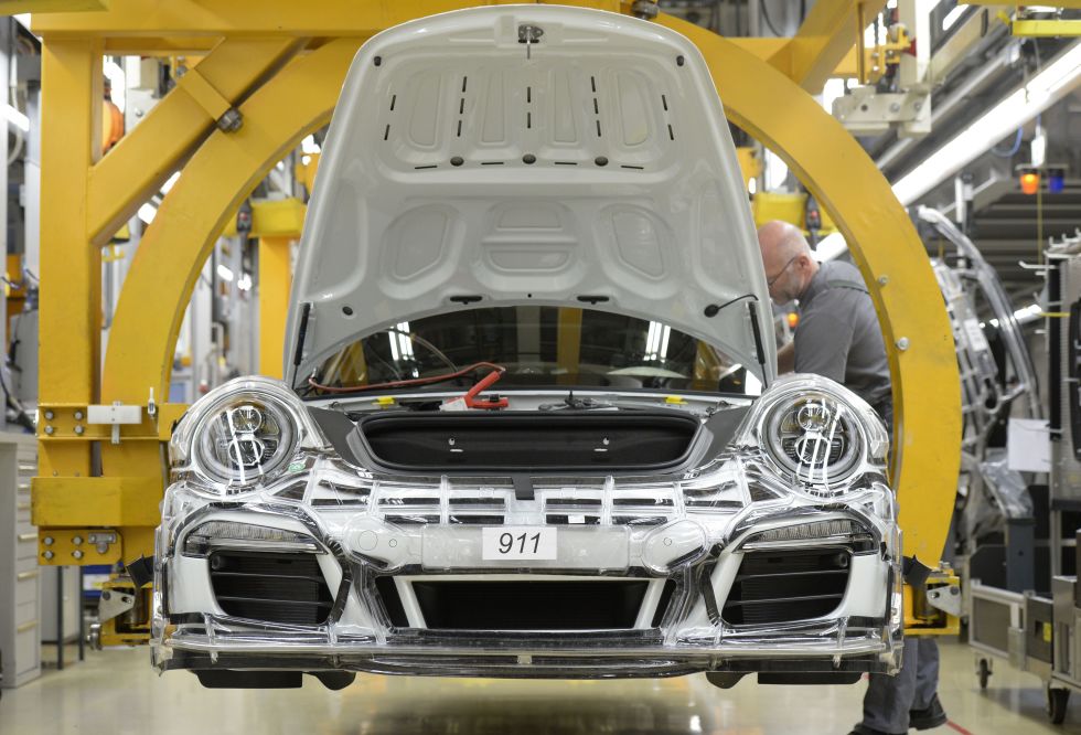 PopMech's tweet image. Head inside Germany's Porsche factory to see how they get made popularmechanics.com/cars/g1918/ins…