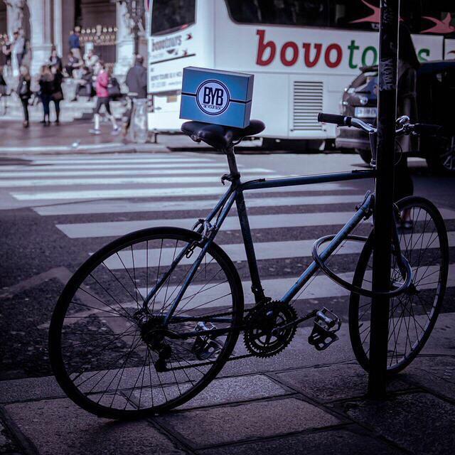 beyourbox's tweet photo. Aux dernières nouvelles la BYB a été aperçu à bicyclette! #BeYourBox le concept c'est vous! #BYB #ComingSoon http://t.co/XuLqlo46Gg