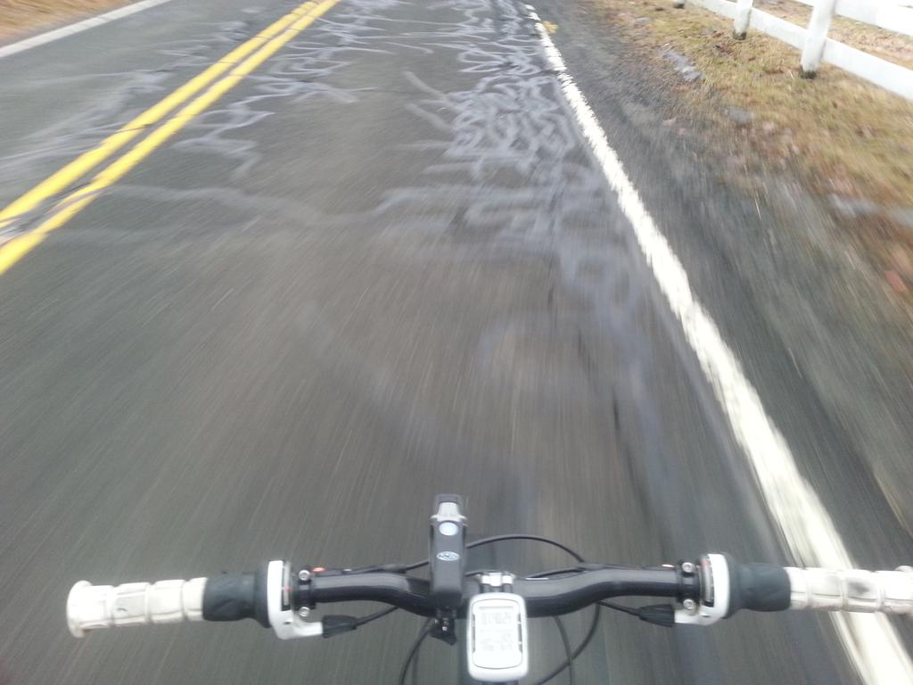 BJL_Coaching's tweet photo. Quiet country roads on my #dawnpatrol today. It's a battle, but spring is coming.  @cyclecraftnj @SealSkinzUS http://t.co/caEvNKdnbW