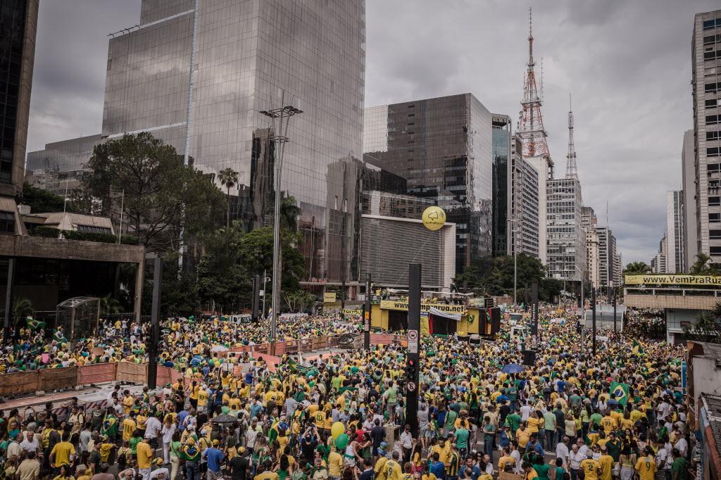 folha's tweet photo. Tamanho dos protestos surpreende governo, que os considera 'significativos' http://t.co/d0Pj5rvyAe http://t.co/ko7CTivKqx
