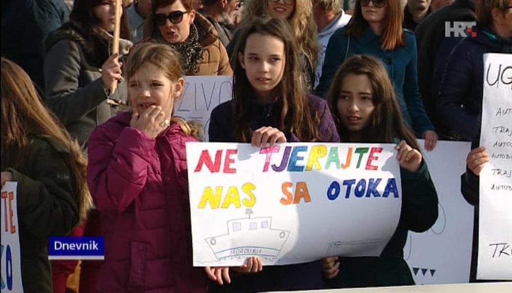 hrtvijesti's tweet image. [VIDEO] Otočani prosvjedovali protiv novog plana plovidbe  bit.ly/1AsaiZx  #Ugljan #Pasman #Preko