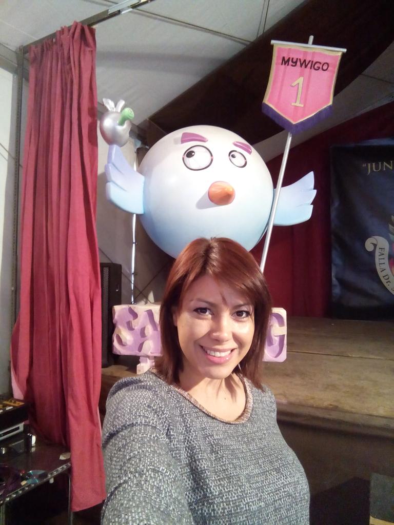SandraMichelon's tweet photo. La #selfie con el #Ninot de #MyWigo.
@MyWigo_news #MywigoFallero. #Fallas2015 @mediosclero #fallaClero http://t.co/zvxpSSenZG