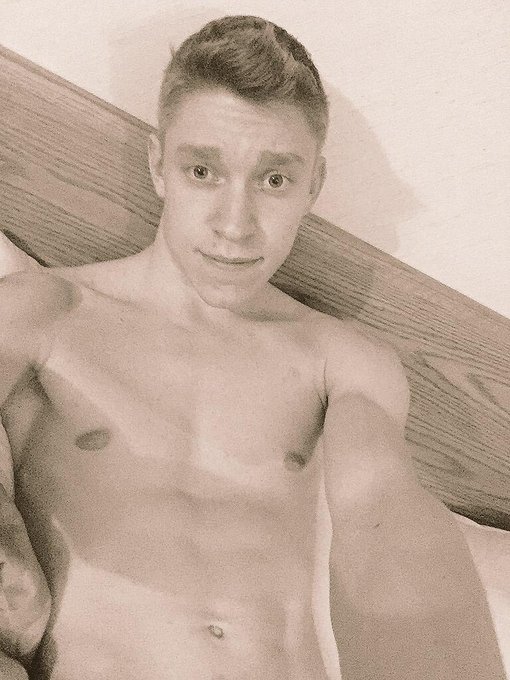 Online now for some #sexysunday #SundayFunday #gaycamshow http://t.co/9A19bcXxdm @chaturbate http://t