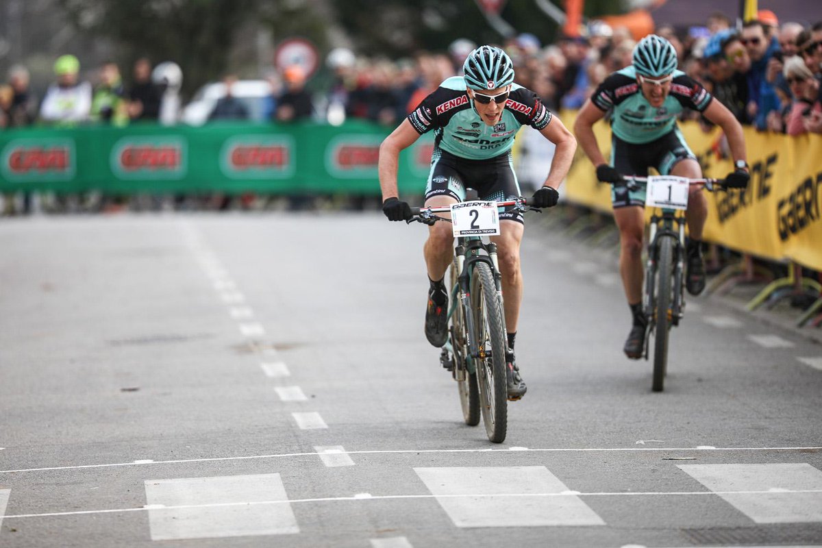 bicitv's tweet photo. @AlexGehbauer - @GerhardKerschi : doppietta @BianchiOfficial a #Maser
→ http://t.co/hDhid8mqhv http://t.co/EByArodyLF