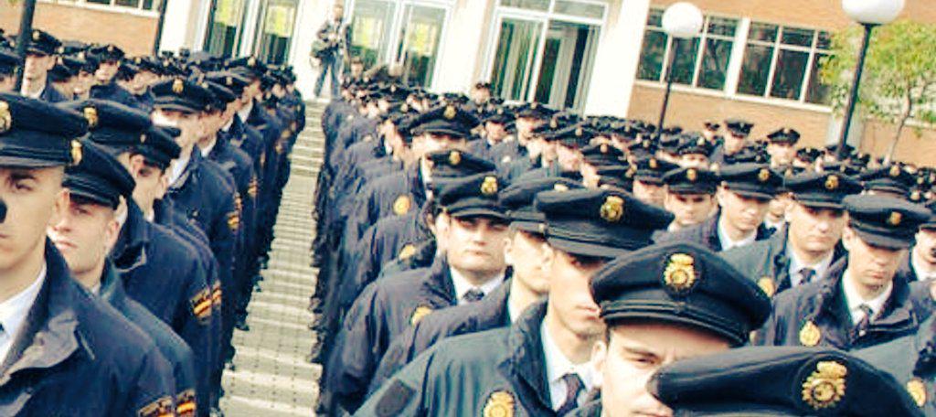 OpositorGC's tweet photo. ¿Quieres q @PPopular
saque un DECRETAZO
con aumento d plazas n
#GuardiaCivil y #Policía?
Díselo a @marianorajoy: ¡RT! http://t.co/fKPVtQ2RkJ