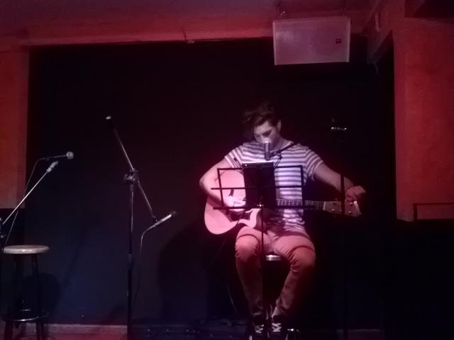 Caroline Vicen cede el escenario a Álbert, que tocará un tema en solitario