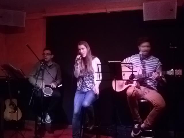 El concierto termina... ¡Los tres artistas cantan juntos!