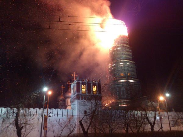 Arde el campanario del Monasterio Novodévichi de Moscú CAKmE7zUsAAIu19