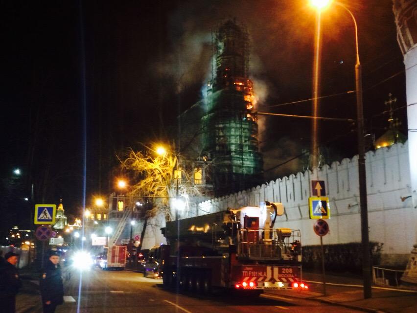 Arde el campanario del Monasterio Novodévichi de Moscú CAKmoi0UIAAXpc3