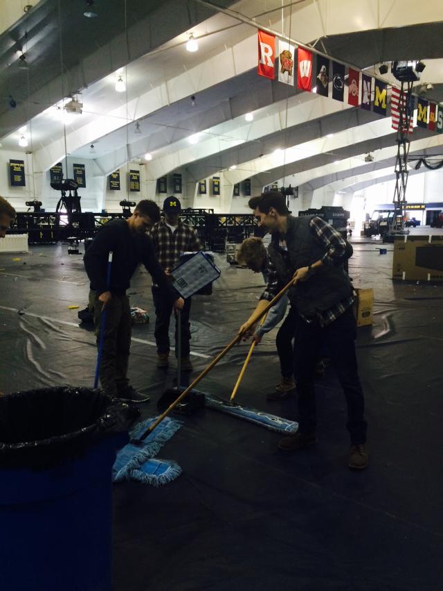 PikeBetaTau's tweet photo. Thank you to our President and the Brothers that took time out of their Sundays to help clean up at #DMUM15 . http://t.co/tukhCyoBWd