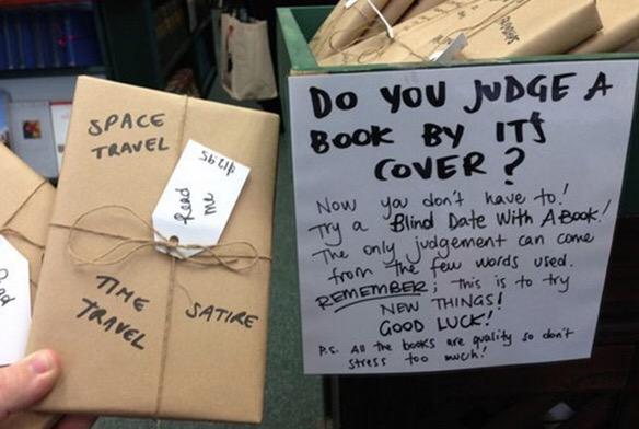MejoresTwits's tweet photo. Una librería de Nueva York se dedica a cubrir los libros que vende con papel, para evitar juzgarlos por la portada. http://t.co/W9RfYXfEQd
