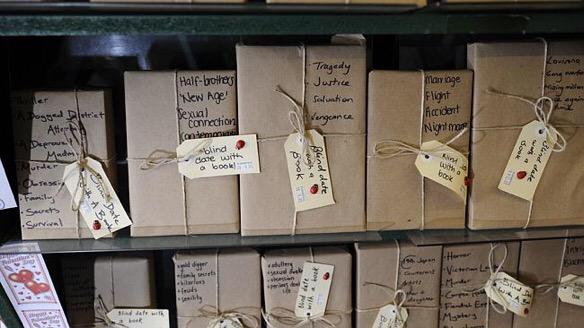 MejoresTwits's tweet photo. Una librería de Nueva York se dedica a cubrir los libros que vende con papel, para evitar juzgarlos por la portada. http://t.co/W9RfYXfEQd