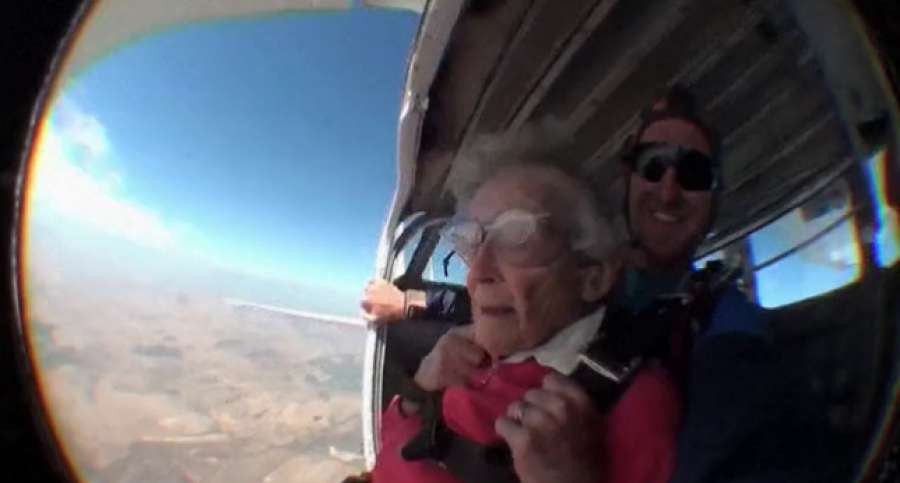 antena3com's tweet photo. Una mujer de 100 años celebra su cumpleaños tirándose en paracaídas #EstoNoEsNoticia
http://t.co/YiEbPt7Er8 http://t.co/pKSjDaB8Hg