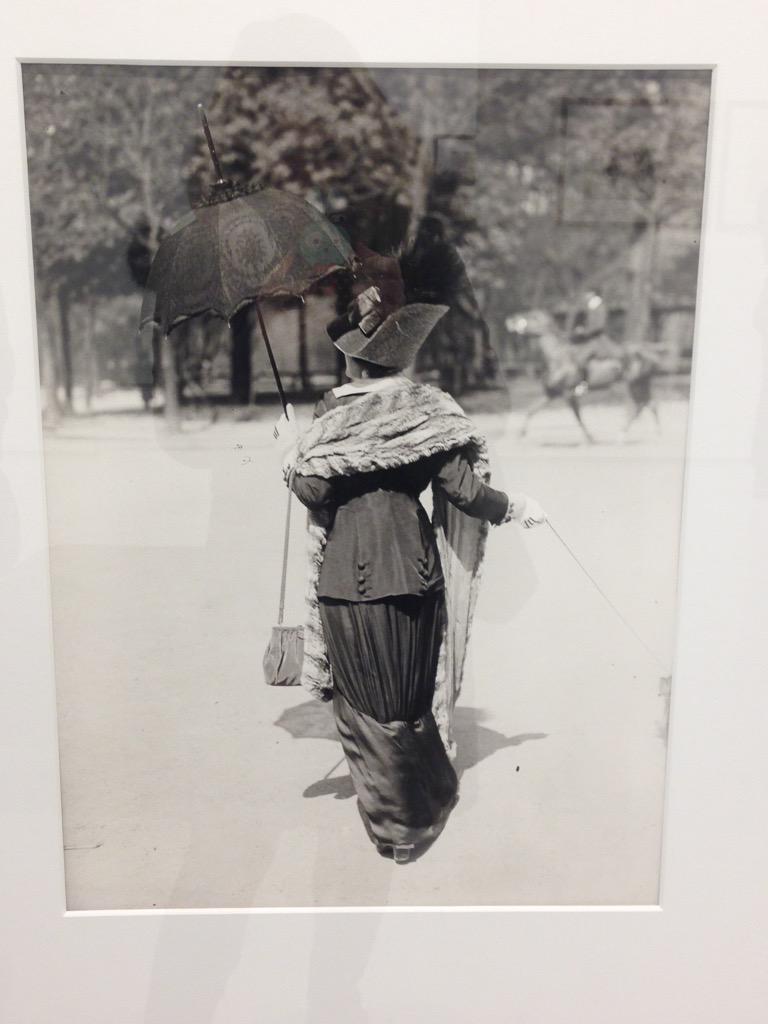 LuluVento's tweet image. La moda femminile di inizio '900 a Parigi, vista con gli occhi attenti e acuti di #Lartigue #donneinarte @museofico