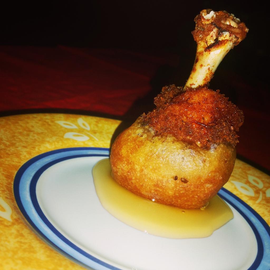 PSIMDOPE's tweet photo. .chicken & waffle lollipops. #whippindatwork http://t.co/EeCYa97w28