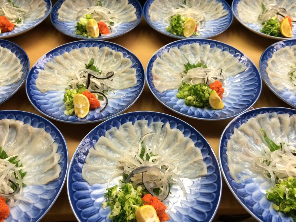 村上牛にぎり とらふぐ料理 鮨友 Pa Twitter 城下町村上町屋の人形さま巡り 4 3 てっさ ふぐの猛毒に 当たれだ死ぬ から関西では ふぐを鉄砲と言います ふぐの刺身を 鉄砲の刺身 略して てっさと言います ポン酢 青葱 赤薬味でいただきます Http T Co Ljnepy0qpq