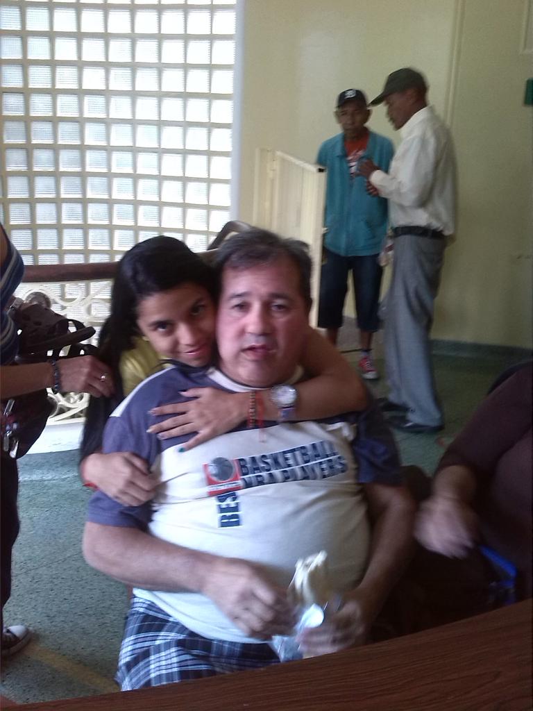 Karinlanina's tweet photo. Día de visitar a Tío Lilo en 👪 http://t.co/2UnoG5vJle