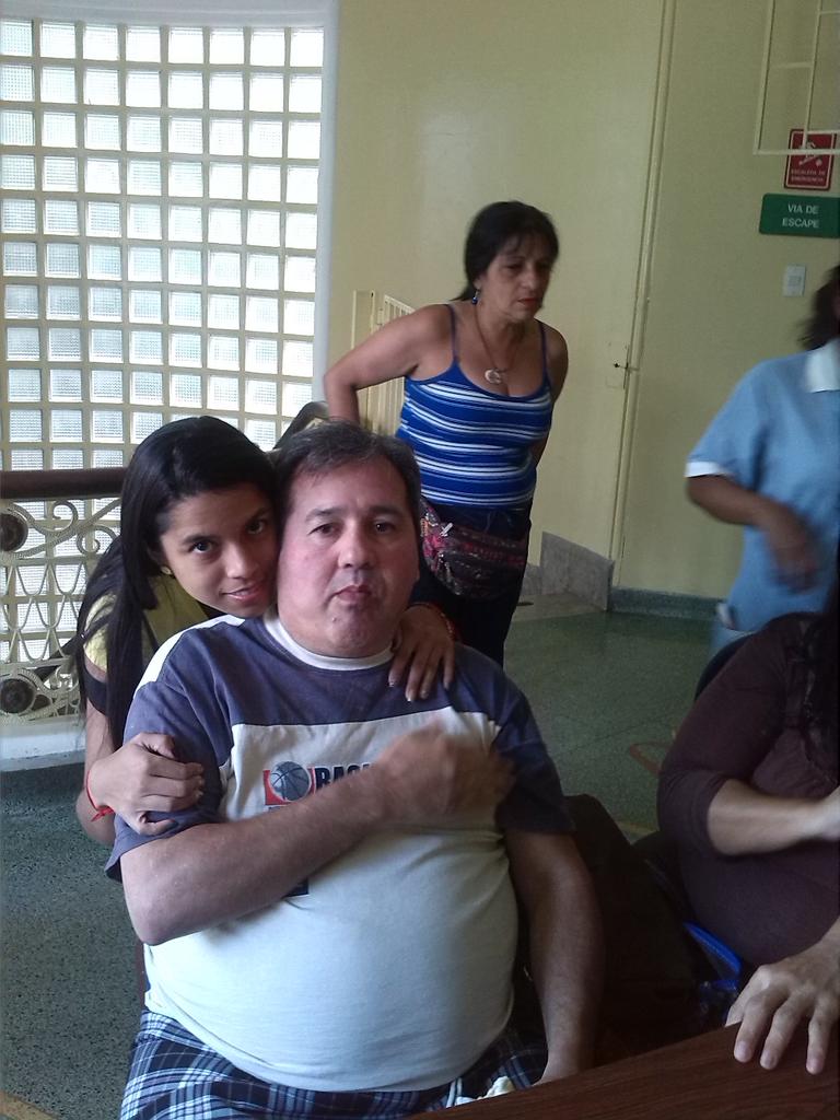 Karinlanina's tweet photo. Día de visitar a Tío Lilo en 👪 http://t.co/2UnoG5vJle