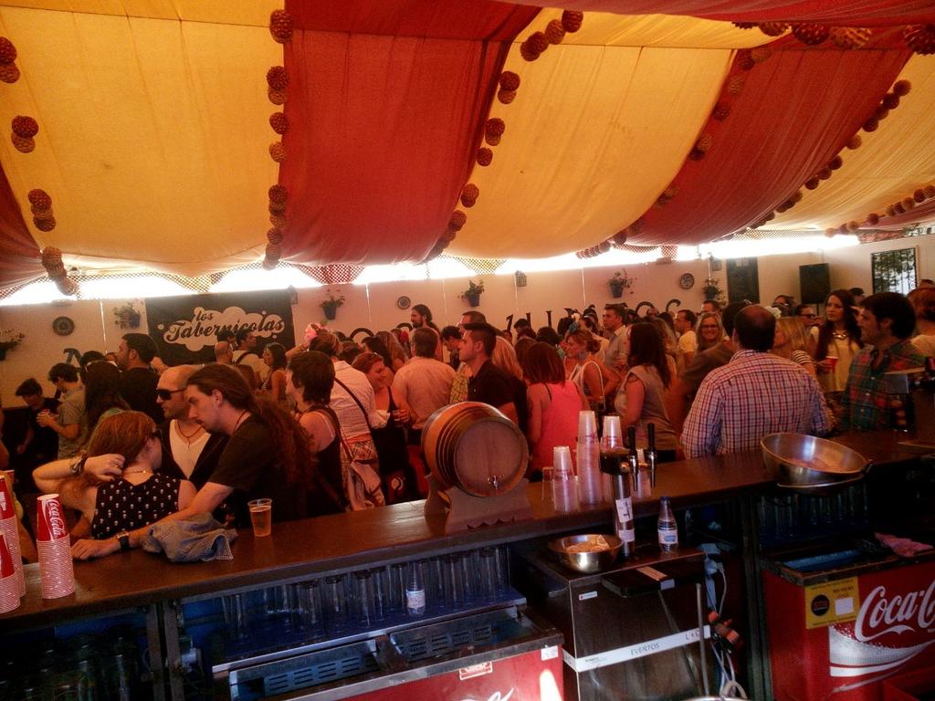 casetapatios11's tweet photo. Tienes ganas de feria? @casetapatios9 @CASETAQUINTOS @cruzmayoquintos @mayocordobee @elaguilacordoba @BotellaCom http://t.co/f1srpsliiF