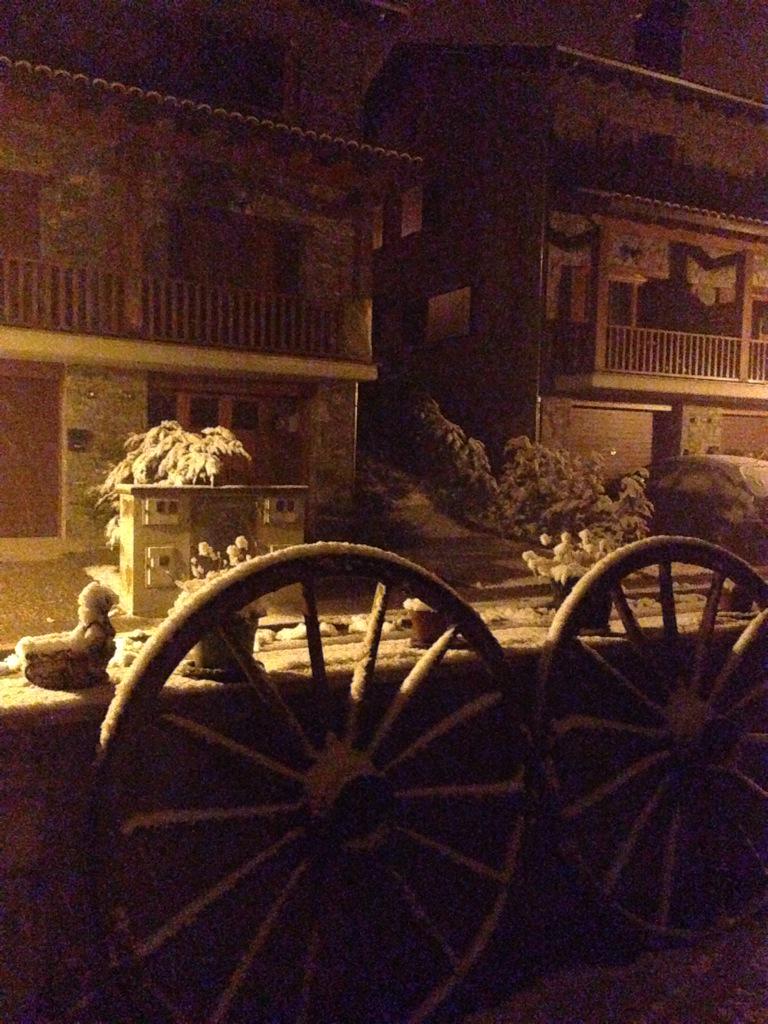 nuriamaya's tweet photo. Acomiadem el cap d setmana amb més neu q amb el q el vam començar #neu #Molló #valldecamprodon #pirineu #muntanya http://t.co/1yfalk6Ywb