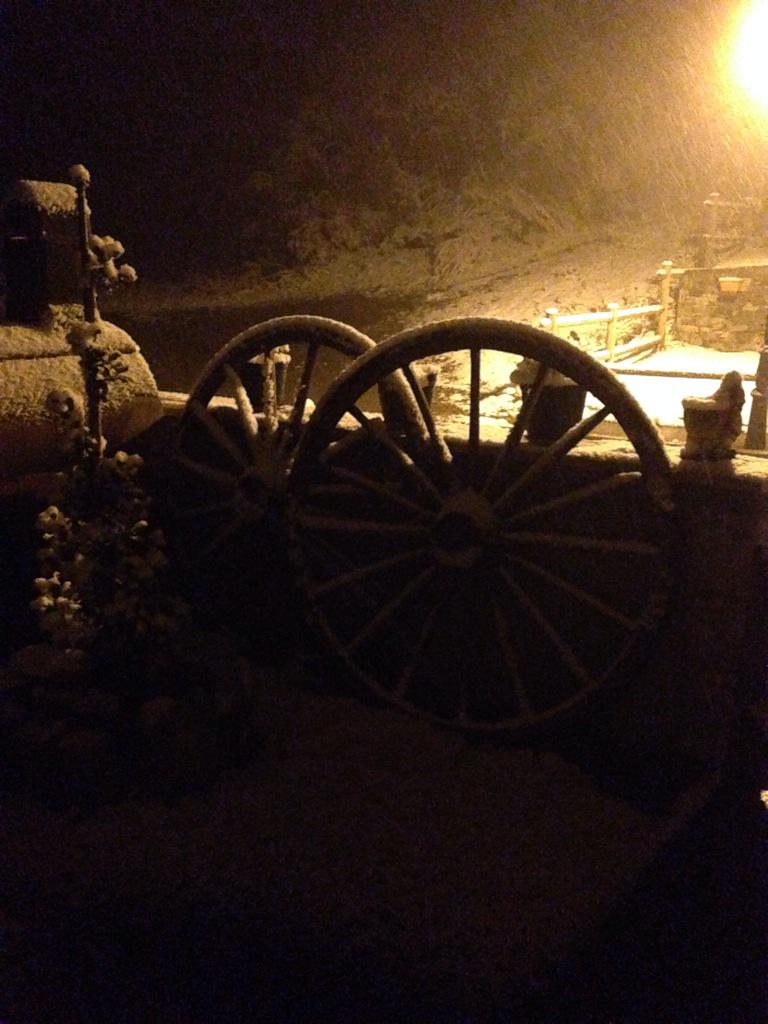 nuriamaya's tweet photo. Acomiadem el cap d setmana amb més neu q amb el q el vam començar #neu #Molló #valldecamprodon #pirineu #muntanya http://t.co/1yfalk6Ywb