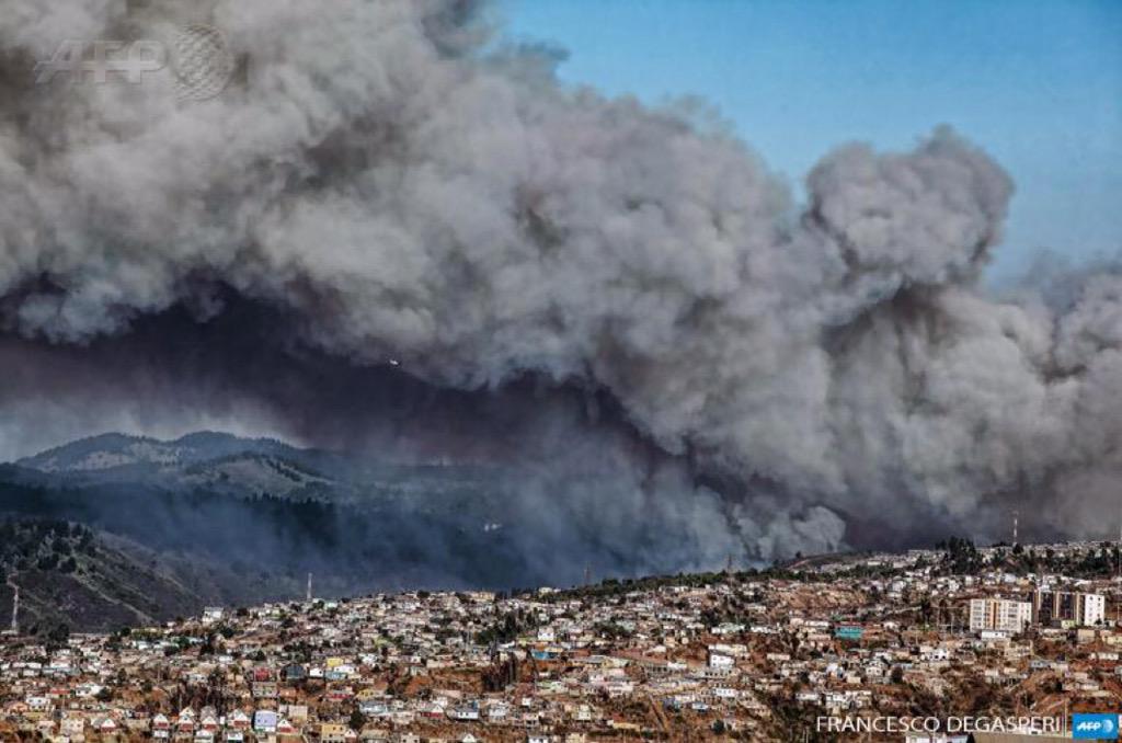naturaambiental's tweet image. Bravos bomberos que exponen sus vidas para salvar #Valparaíso Eterno agradecimiento. Cc @Alertas100 @chilewildfires