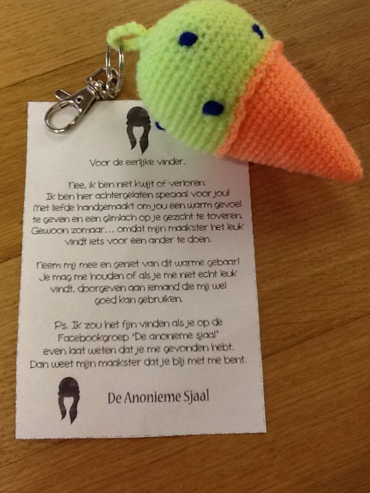 Het hoeft geen winter te zijn om verrast te worden door de droppers van de anonieme sjaal :-)