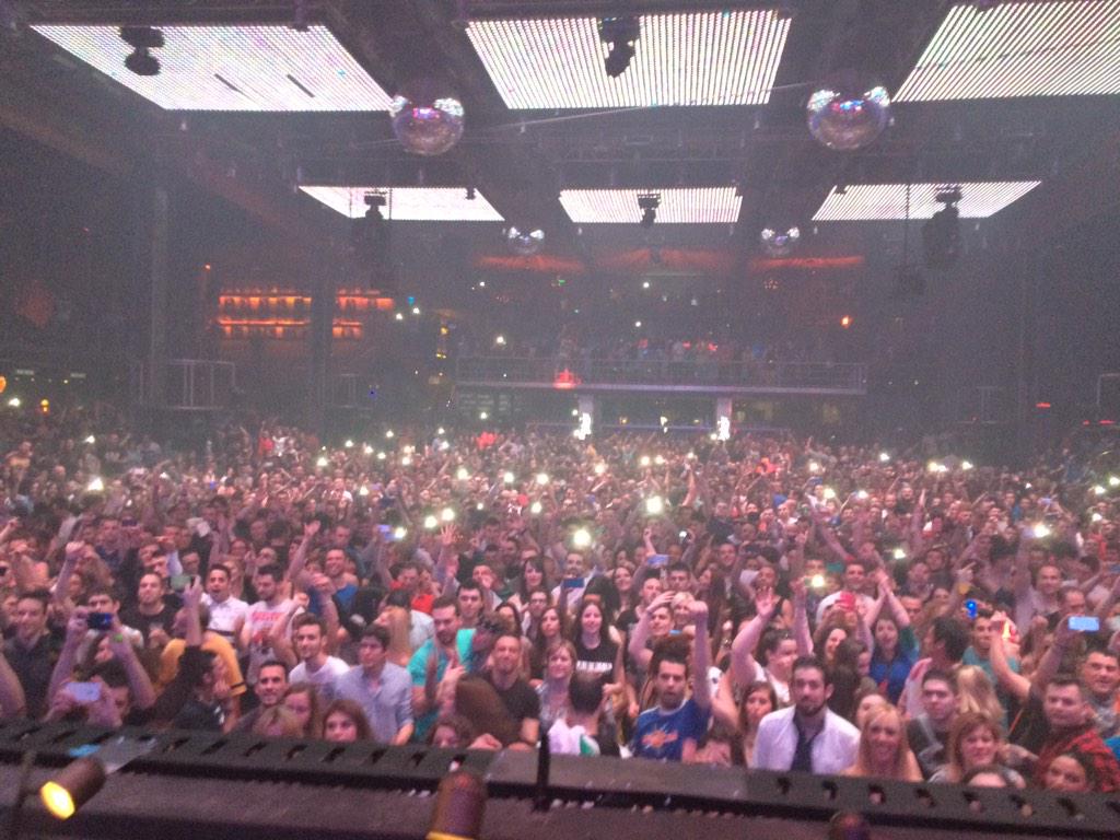 FChumillas's tweet photo. Ayer por la noche en Fabrik Madrid. Buenas noches y buena suerte. http://t.co/nf8tqIUELv