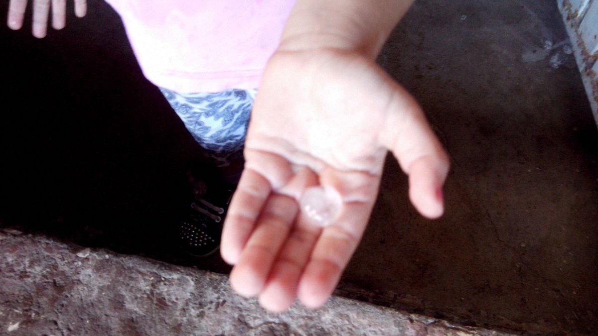 ELDEBATE's tweet photo. #ÚltimaHora #Sorpresa ¡Cae granizo en #Culiacán! http://t.co/HpGo0ZubbY http://t.co/ku0LKgxac8