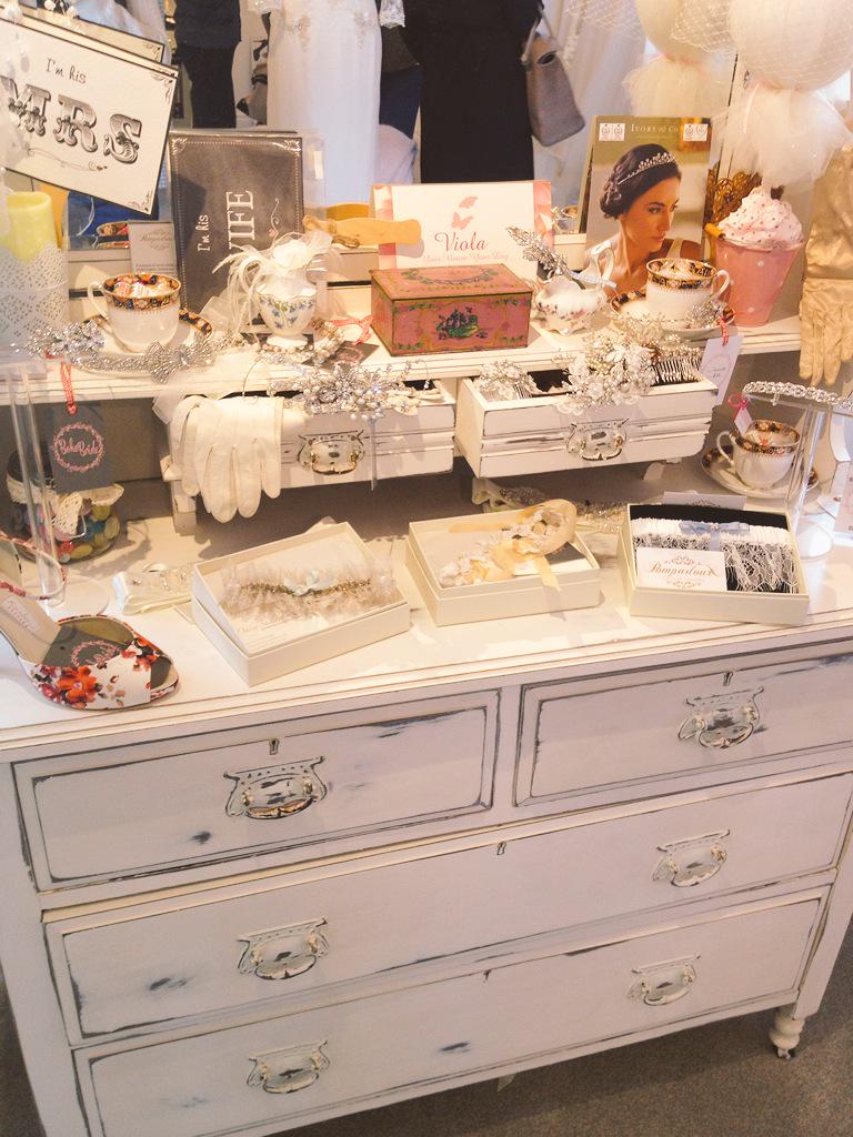 shabbychiccasey's tweet photo. Stunning #shabbychic #dresser @bohobride http://t.co/oFMUGmQLWi
