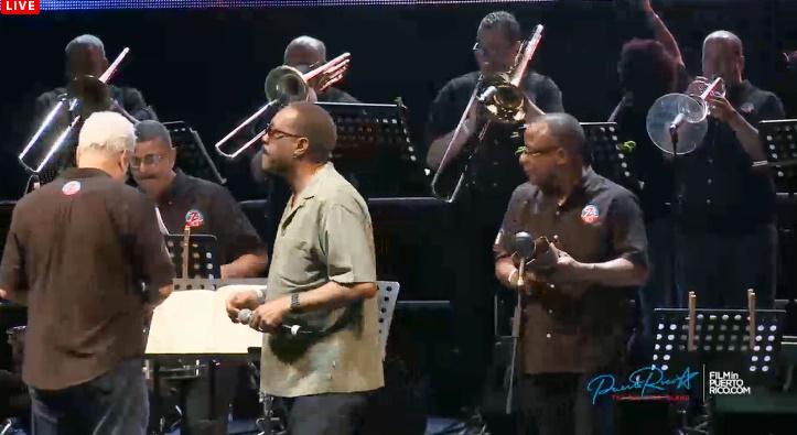 AngelinaMedinaQ's tweet photo. El gran Tito Allen cantando "Vivan tus ojos verdes" en el #DNZ2015 http://t.co/OkUSw0UBZZ