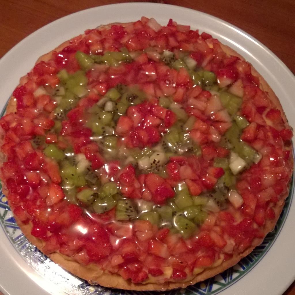 SarahZiroldo's tweet photo. Crostata crema fragolinekiwi.. http://t.co/AQtwKbv1c5