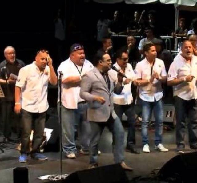 amrzuarth's tweet photo. ASÍ SE DESPIDE @gilbertoSR DEL ESCENARIO DEL #DNZ2015 FELICIDADES AL CABALLERO DE LA SALSA http://t.co/YxiTQjHXKV