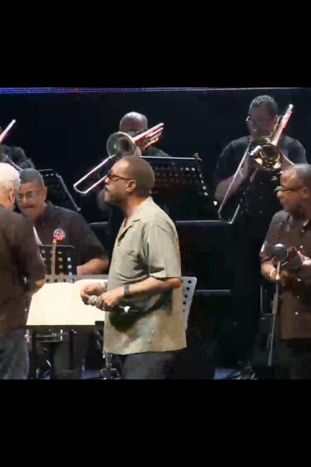 amrzuarth's tweet photo. #TITOALLEN CON LA ORQUESTA DEL DÍA NACIONAL DE LA SALSA #DNZ2015 http://t.co/OnVlCLL0Jk