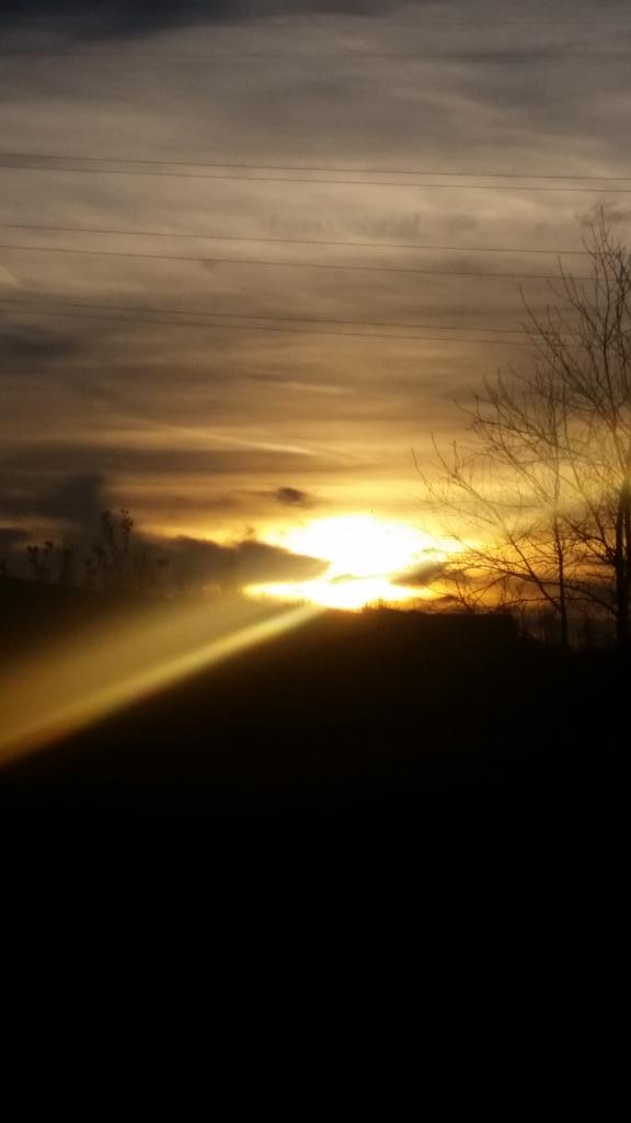 toddc28's tweet photo. @RandiRicoWLWT Sunday sunset in Liberty Twp. #nofilter #ohio #sunset http://t.co/BHu09vANpm