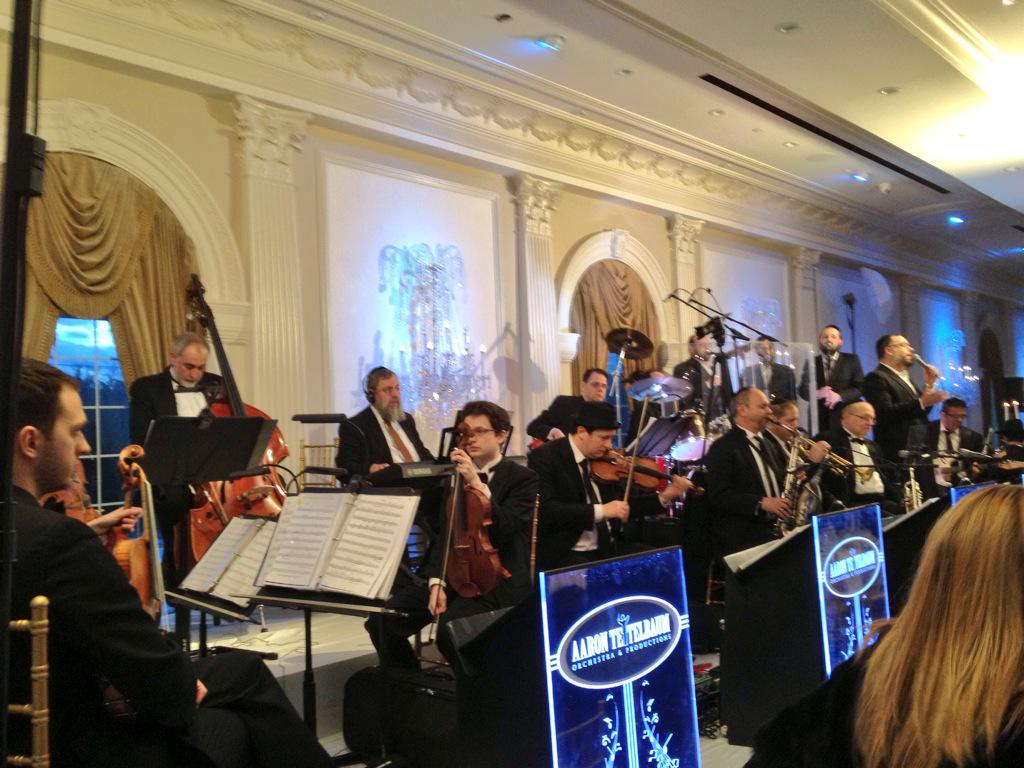 AARONTEITELBAUM's tweet photo. @ShaulyWaldner @YedidimChoir singing at the Rockleigh country club http://t.co/KmzWj1QvFb