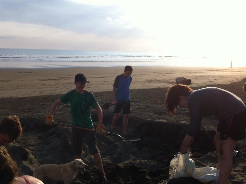 MrEakin's tweet photo. Isaac and Jerry digging right until the sun goes down. #MulgraveCostaRica http://t.co/lO39RrkPwd