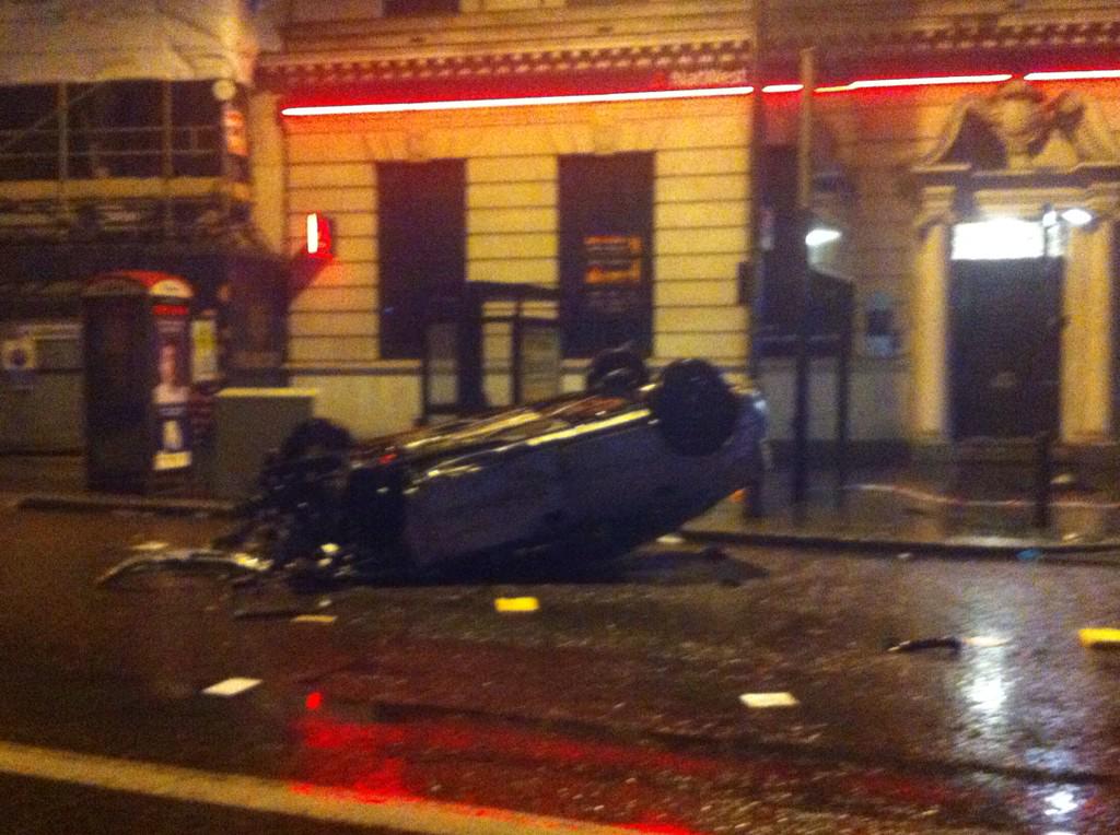 LFaurePhotos's tweet photo. Serious RTC on Wandsworth High St knockin out electric st box, lampost &amp; debri everywhere @TfLTrafficNews #londonlife http://t.co/gQAlYPvnRt