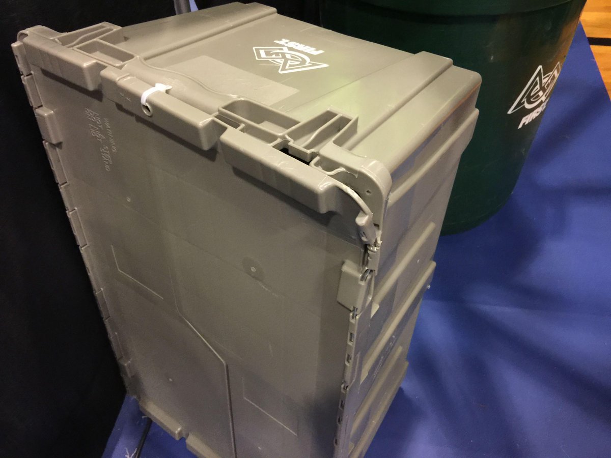 FRCGaffIssues's tweet photo. Many lost litter so far, but first confirmed tote damage in MAR thanks to @FRC341MissDaisy #MARDefense #omgrobots http://t.co/A9SmjaazMf