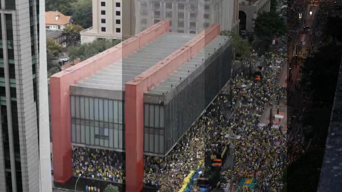 RevistaEpoca's tweet photo. Timelapse exclusivo: 10 horas na Avenida Paulista neste #15demarço  #vídeo http://t.co/BfSplRYEYN http://t.co/3ViRxz7SPs