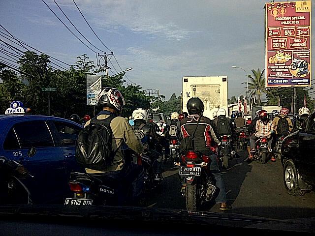 stbdvbt2ebox's tweet photo. @lewatmana lalu lintas sangat kusut mendekati tdk bergerak.Lok: daan mogot km20 arah tangerang http://t.co/ZQcACcf626