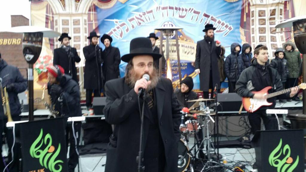 YedidimChoir's tweet photo. At Bnie Aminem Hachnosas Sefar Tora with @IsaacHonig as lead @yedidimjunior @KlikBand http://t.co/3l3o4rn6CD