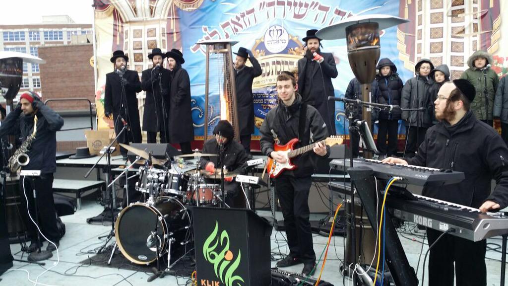 YedidimChoir's tweet photo. At Bnie Aminem Hachnosas Sefar Tora with @IsaacHonig as lead @yedidimjunior @KlikBand http://t.co/3l3o4rn6CD
