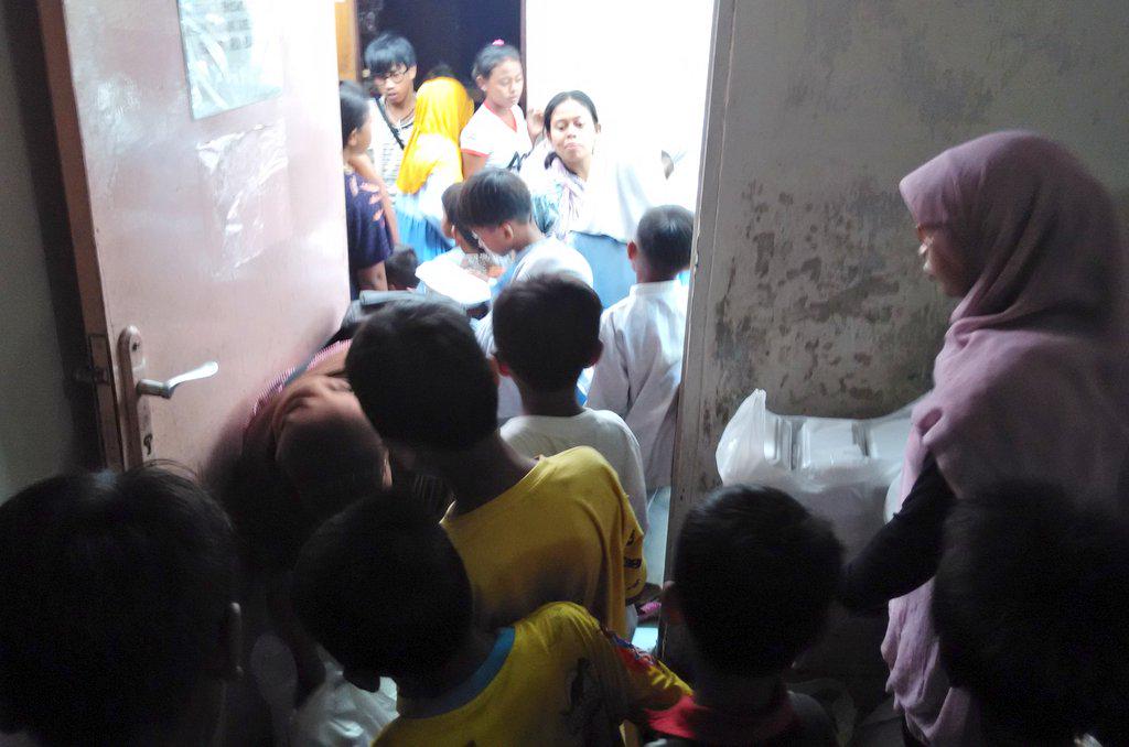 Saatnya berbagi bingkisan dan makan siang <a href="/RempahIting/">Rempah Iting</a>. Thanks adik2 main lagi di lain kesempatan #VisitBuki